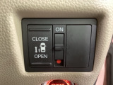左側電動スライドドアは運転席からでも操作ができるように、ハンドル付近に開閉の操作スイッチが付いています。