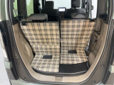 後席のシートをスライドさせると荷室空間を広げられます