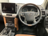 高いホールド性で運転姿勢が安定します。長距離ドライブでも疲れにくいのが魅力です。快適なドライビングライフをお送りください♪