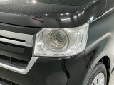 LEDヘッドライトは、点灯の瞬間から最大光量を発揮し、突然暗くなるトンネルなどでの安定感を高めます。