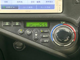 【オートエアコン】一度お好みの温度に設定すれば、車内の温度を検知し風量や温度を自動で調整。暑い&hellip;寒い&hellip;と何度もスイッチ操作をする必要はありません。快適な車内空間には必須の機能ですね♪