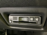 ハンドルの左下にETCがついています。高速道路の料金所の通過も楽々です!。 カードの取り出しもしやすい場所についています。