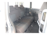 後席シートは分割可倒式。乗せる荷物や乗車人数に合わせて片側ずつ倒すことが出来ます。