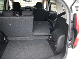 後部座席は6:4分割シートで使い勝手が良く、荷物の出し入れもラクラク