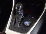 電動パーキングブレーキ・ブレーキホールドを装備してます。ホールド機能は信号待ちが多い一般道で疲労軽減になり、大好評です!