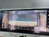目視できないフードで隠れた路面の映像を表示するインビジブルフードビューが搭載されております