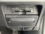 【ETC】有料道路を利用する際に料金所で停止することなく通過できる、ETC車載器(ノンストップ自動料金収受システム機器)が装備されています。セットアップを行うことで利用可能になります。