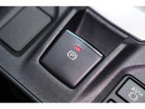 電動パーキングブレーキを採用。指で軽く引き上げればパーキングブレーキが掛かり、押すと解除ができます。