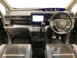 車内は光触媒抗菌消臭施工済です。スタイリッシュなデザインで暖かみのあるインパネ周りを演出します。グローブボックスやカップホルダーのほかにトレーなどたくさんの収納スペースが装備されています。