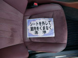 室内外はもちろん、シートを外してニオイの元となるフロアカーペットまで消臭・除菌を実施。中古車を気持ちよくお乗りいただけるクリーニングサービスです。詳細は販売店スタッフまでおたずねください。