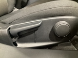 運転席にはドライバーの体型や好みに応じて前後方向だけでなく、高さの調整ができるシートリフターを装備!