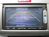 バックカメラの画像です。ガイドラインがスムースな車庫入れをサポートいたします。車庫入れの安心感がアップしますね。