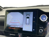 後方の見える安心をお届けするバックガイドモニター付:バックするときのアシストラインもあって楽々バック!車庫入れや縦列駐車をサポートし、苦手な駐車も安心です!今やもう手放せない装備ですネ♪