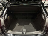 ゆったりとしたトランクルームでございます。たくさんのお荷物の車載が可能でございます。
