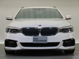 【キドニーグリル】BMWの代名詞。一目見ただけでBMWであると認識できる確固たるアイコンとして存在感を放ちます。