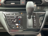 オートエアコン。運転席、助手席を温めるシートヒーターのスイッチです。
