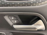 メモリー付きパワーシートが装備されている車両はシートの位置・ドアミラーの角度・ハンドルの位置を3名まで記憶出来ます。