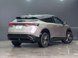滑らかなルーフラインと、横一文字に光るLEDリアコンビネーションランプが特徴的なリアスタイリング。先進的で存在感のある後ろ姿です。