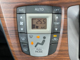 【オートエアコン】一度お好みの温度に設定すれば、車内の温度を検知し風量や温度を自動で調整。暑い&hellip;寒い&hellip;と何度もスイッチ操作をする必要はありません。快適な車内空間には必須の機能ですね♪