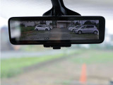 車両後方を映し出します・スマートルームミラー装備です。