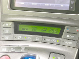 【オートエアコン】一度お好みの温度に設定すれば、車内の温度を検知し風量や温度を自動で調整。暑い&hellip;寒い&hellip;と何度もスイッチ操作をする必要はありません。快適な車内空間には必須の機能ですね♪