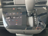 フルオートエアコン搭載。温度設定だけで、車内はいつも快適な空間を維持できます。