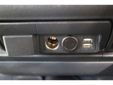 アクセサリーソケットと、USBポートが装備されているので充電がとても便利です。車内で電源が複数あるとコードを差替える面倒もなく楽ですね。