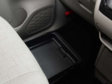 助手席の下にも御覧のように収納が有ります。