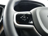 ハンドルの左側のボタンでアダプティブクルーズコントロールを操作。簡単操作で前車に追従します。渋滞や高速を利用時に非常に便利な機能ですよ!
