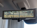 インテリジェントルームミラー搭載で、車の後方に設置されたカメラ映像を映し出してシートバックやヘッドレスト、同乗者に視界が遮られることがなく視認性が非常に良いです