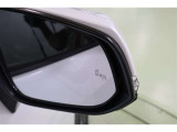 BSM搭載。並走車両が死角に入るとインジケーターが点灯。さらにウィンカーを出すと点滅します。BSMのシステムを活用し、バック出庫の際に左右から接近する車両を検知警告するRCTAも搭載しています。