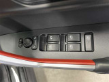 パワーウィンドウスイッチで運転席から全席の窓の開閉ができます♪