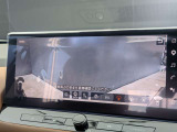 目視できないフードで隠れた路面の映像を表示するインビジブルフードビューが搭載されております
