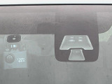 【エマージェンシーブレーキ】走行中に前方の車両等を認識し、衝突しそうな時は警報とブレーキで衝突回避と被害軽減をアシスト。より安全にドライブをお楽しみいただけます。