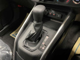 操作しやすいATシフトです♪シフトチェンジを気にしなくていいので運転だけに集中できますね!自然と手に届くところにある、手になじむ形状のシフトノブがいいですね♪