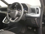 運転席の様子です。見通しの良いすっきりとした内装で、運転しやすい空間となっております!