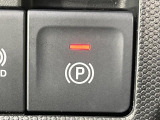 【電動パーキングブレーキ】パーキングブレーキは便利な電動式!ボタン一つで操作でき、アクセルを踏めば自動で解除されます♪レバーやペダルが無いので運転席廻りもすっきりしますね♪