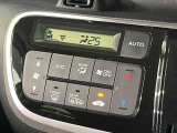 【オートエアコン】一度お好みの温度に設定すれば、車内の温度を検知し風量や温度を自動で調整。暑い&hellip;寒い&hellip;と何度もスイッチ操作をする必要はありません。快適な車内空間には必須の機能ですね♪