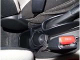 運転席と助手席の間にドリンクホルダーと小物入れがついています!