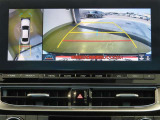 車両を上から見たような映像を映し出すパノラミックビューモニター付きです。