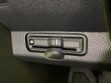 ハンドルの左下にETCがついています。高速道路の料金所の通過も楽々です。 カードの取り出しもしやすい場所についています。