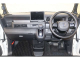操作性に優れた運転席となります!小物入れや各ボタンの配置にこだわり、使いやすいです!座り心地もよく視認性も良好なのでロングドライブもお任せ下さい!