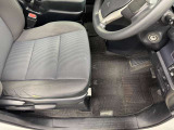運転席シート足元です。