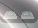 【スマートアシスト】走行中に前方の車両等を認識し、衝突しそうな時は警報とブレーキで衝突回避と被害軽減をアシスト。より安全にドライブをお楽しみいただけます。