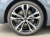 20インチ純正アルミホイール装備 全車両に標準装備の純正アルミホイールは、純正ならではのバランスの良いデザインと、走行安定性をお楽しみ頂けます。