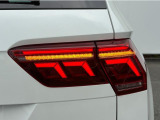 LEDテールランプ(ダイナミックターンインジケーター付き)特徴的な配光パターンによって後続車からの視認性が高まり、万一の追突の危険性を軽減します。