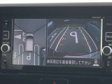 アラウンドビューモニターです。4つのカメラからの映像を合成・処理することで空から見下ろすような視点で周囲を確認でき、駐車時のクルマの位置確認がスムーズになります。