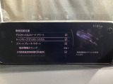 カメラが車線を認識してはみ出しそうになるとステアリングアシストが介入するレーン・キープ・アシストシステムを装備しております。お好みで作動・非作動の設定も可能です。