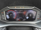 重厚感と安定感があり、同時にダイナミックさも備えるAudiの走り。機能やデザインが革新的なメーター。