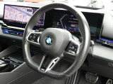 ステアリングのスイッチでオーディオと電話のハンズフリー操作ができます。スピーチコントロール(音声入力システム)付き